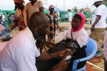 A OMS organiza a primeira feira de saúde na Guiné-Bissau.