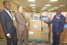 Le SP au MSPLS inspectant les matériels reçus en compagnie du Repr. OMS Burundi.