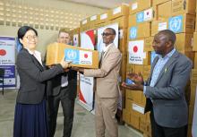 La Représentante de l’ambassade du Japon et le Représentant de l’OMS au Burundi remettant un échantillon de médicament à l’Assistant au MSPLS.