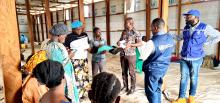 Le médecin chef de zone de Kalemie, les experts OMS et OIM échangeant avec l'équipe de vaccination du site de déplacés de Likasi, au sud-ouest de Kalemie