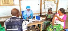 Thérèse Mwana Mbayo et son amie Brigitte Nyota attendent de recevoir leurs doses de vaccin anti-COVID-19 dans le site de Katanga, plus au nord dans la zone de santé de Nyemba, Tanganyika