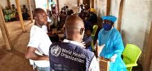Un expert de l'OMS échange avec un vaccinateur en vue de l'amélioration des activités de la vaccination au site d'Elya, dans la zone de santé de Nyemba, près de Kalemie