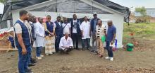 Photo du groupe comprenant les agents de l'OMS et ceux de l'ONG MEDAIR devant l'unité de traitement du choléra, fournie par l'OMS pour soigner les patients.jpg