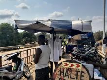 Prise de température d'un passager à la frontière Togo - Bénin de Agome Glozou