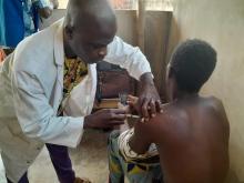 Vaccination anti COVID19 d'un riverain à la frontière Togo- Ghana de Nkonta
