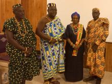 Dr Diallo parée des bijoux royaux, entourée des chefs canton de Bè, Baguida et Doevi Kopé