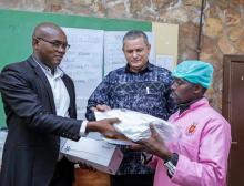 Remise d’équipements médicaux par le Representant de l’OMS au Burundi (milieu), aux sages-femmes lors de la formation SONUB.