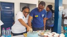 Dr Davi et Mme Musanda en train de couper le gâteau