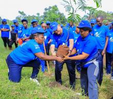 La Ministre de la Santé avec le Représentant de l'OMS s'apprêtant à mettre sous terre un plant d'arbre.