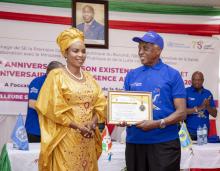 Rémise du Certificat de reconnaissance au Dr. Pie MASUMBUKO par la Première Dame de la République.
