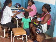 Agentes de saude preparando para vacina uma crianca