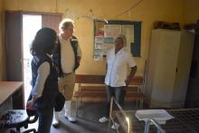Dr. Severin visita o centro de saúde e fala com a enfermeira do centro de saúde Sra. Albertina Buzi