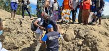 Ponts et routes fortement endommagés pour gagner Kalehe et ses nombreux villages afffectés par les inondations - les intervenants et les habitants doivent traverser à pieds la rivière Lukungula de la zone de Kalehe