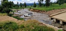 Ponts et routes fortement endommagés pour gagner Kalehe et ses nombreux villages afffectés par les inondations - les voitures 4x4 doivent traverser les rivières de la zone