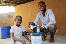 Em Moçambique a OMS ajuda famílias das zonas afetados pelo surto da cólera a se prevenirem da doença.