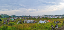 En plus de l'Ituri, du Nord-Kivu et du Sud-Kivu, l'OMS a activé une mise à l'échelle de L3 pour l’intensification de ses opérations dans la Tshopo, le Kasaï et le Maï-Ndombe, qui montrent une tendance à la détérioration, un écart croissant entre les besoins et l'assistance requise et où l'absence de camps rend plus difficile le ciblage d'une aide vitale