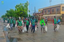 séance de ramassage des sachets plastiques par le personnel du SNU dans les rues du quartier Zongo à Cotonou