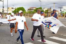 Vue des participants à la marche « Relais du Flambeau pour la santé »