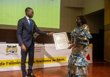 Le Ministre de la santé Prof Benjami Hunkpatin remettant l'attestation d'élimination du trachome à la Coordonnatrice du Programme de lutte contre les Maladies transmissibles