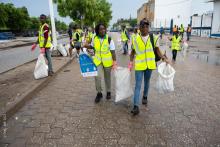 séance de ramassage des sachets plastiques par le personnel du SNU dans les rues du quartier Zongo à Cotonou