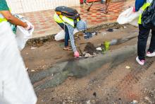 séance de ramassage des sachets plastiques par le personnel du SNU dans les rues du quartier Zongo à Cotonou