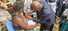 Dr Samuel Roger Kamba, Ministre de la Santé Publique de la RDC vaccinant un enfant contre la polio à Kisangani aujourd'hui, lors du lancement de la campagne nationale de vaccination visant 23 millions d'enfants_WHO- Eugene Kabambi