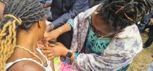 Mme Madeleine Nikomba, Gouverneure de la Tshopo vaccinant un enfant contre la polio à Kisangani aujourd'hui, lors du lancement de la campagne nationale de vaccination visant 23 millions d'enfants; photo OMS - Eugene Kabambi