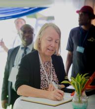 Mme Lucy Tamlyn, Amabssadrice des Etats-Unis en RDC signant dans le livre d'or de la journée portes ouvertes de l'OMS 
