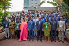 Photo de famille des participants, avec les officiels