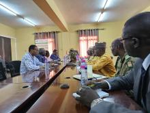 De gauche à droite: Dr Leopold Ouedraogo,Représentant par intérim de l'OMS Niger; Dr Gbaguidi Diawara, NPO Surveillance des MEV et MAPI Officer; Dr Garba Hakimi, ministre de la Santé publique Niger; Dr Blanche Anya, Représentante de l'OMS; Dr Didier Tambwe, Coordonnateur du cluster Santé OMS Niger