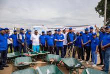 Le staff de OMS BI et partenaires devant une partie des équipements de salubrité offerts à la Mairie de Bujumbura