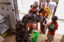 A família de Zinha também utilizou os serviços médicos em tenda montada pela OMS para dar suporte ao centro de saúde de Mecufi. Foto: Tiago Zenero/WHO Mozambique.