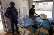 Em atendimento em uma das tendas montadas pela OMS, Rafael Daniel conta como o ciclone Chido afetou a sua casa e toda a comunidade. Foto: Tiago Zenero/WHO Mozambique.