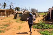 Moradores do distrito de Mecufi que tiveram suas casas destruídas pelo ciclone Chido improvisaram tendas para passar a noite. Foto: Tiago Zenero/WHO Mozambique.