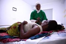 Une patiente réparée reçoit le soutien d'une sage-femme bienveillante