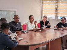 Dr Semdé Gisèle, Chargé de programme santé maternelle et infantile à l’OMS (chemise blanche), « Le système des Nations Unies aura contribué, à travers ce projet, à sauver la vie de plusieurs femmes ».