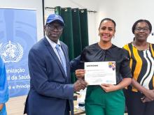 Representante da OMS Dr. Abdoulaye Diarra entrega certificado a participante da formação