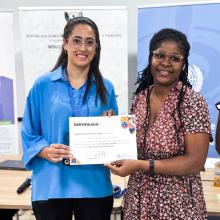 Team Lead Health Systems Governance AFRO, Dra. Hela BEN MESMIAentrega certificado a participante