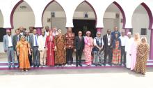 Photo de famille avec le Gouverneur et la délégation de l'OMS, le Directeur régional de la Santé et le personnel du Gouvernorat