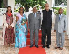 La conseillère en communication du Président, la Représentante de l'OMS, le Président des Comores, le Coordonnateur résident par intérim du système des Nations unies et le Conseiller diplomatique du Chef de l'Etat