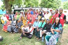 Le Dr Nassuri Ahamada de l'OMS, en charge de la lutte contre les maladies tropicales négligées auprès du bureau de l'OMS Comores, en compagnie de l'équipe du PNLT basée à Anjouan.
