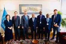 Le Dr Pierre Somse, accompagné de membres de la délégation centrafricaine, en compagnie du Dr Tedros Adhanom Ghebreyesus, Directeur général de l’OMS, et de son équipe, lors de l’AMS 2025 à Genève.