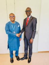Poignée de main entre le Dr Pierre Somse et le Pr Mohamed Janabi, nouveau Directeur régional de l’OMS pour l’Afrique, à l’AMS 2025.