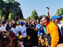 La Représentante de l’OMS participe à une activité d’assainissement aux côtés des leaders communautaires à Bangassou