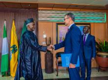Dr Pavel sharing an handshake with Minister of Foreign Affairs.