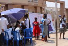 Chantal, 27 ans, mobilisatrice  communautaire, prête sa voix, appelant la population à se faire vacciner contre la fièvre jaune. OMS/Vivian Nzabarinda.