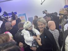 Representante de l'UNICEF avec un enfant vaccinée