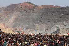 Vue partielle du site minier de Tilwezembe, illustrant le rassemblement des creuseurs artisanaux lors d’une session de sensibilisation animée par leur leader. OMS/Vivian Nzabarinda. 