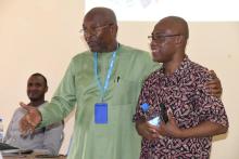 L'IGS à droite, avec le Dr Ahamada Msa Mliva de l'OMS pendant les échanges avec les étudiants sur la RAM