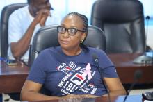  Une participante suit avec attention les présentations sur les techniques d’auto-examen et de dépistage